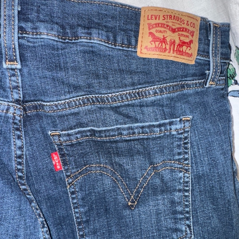 Levi’s Woman’s Mid Length Denim Shorts - Picture 3 of 6